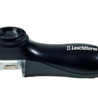 Loupe à poser LED avec grossissement X8 et échelle.